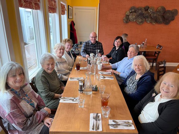 image of residents and staff of Sunnyside Manor Senior Living enjoy lunch out